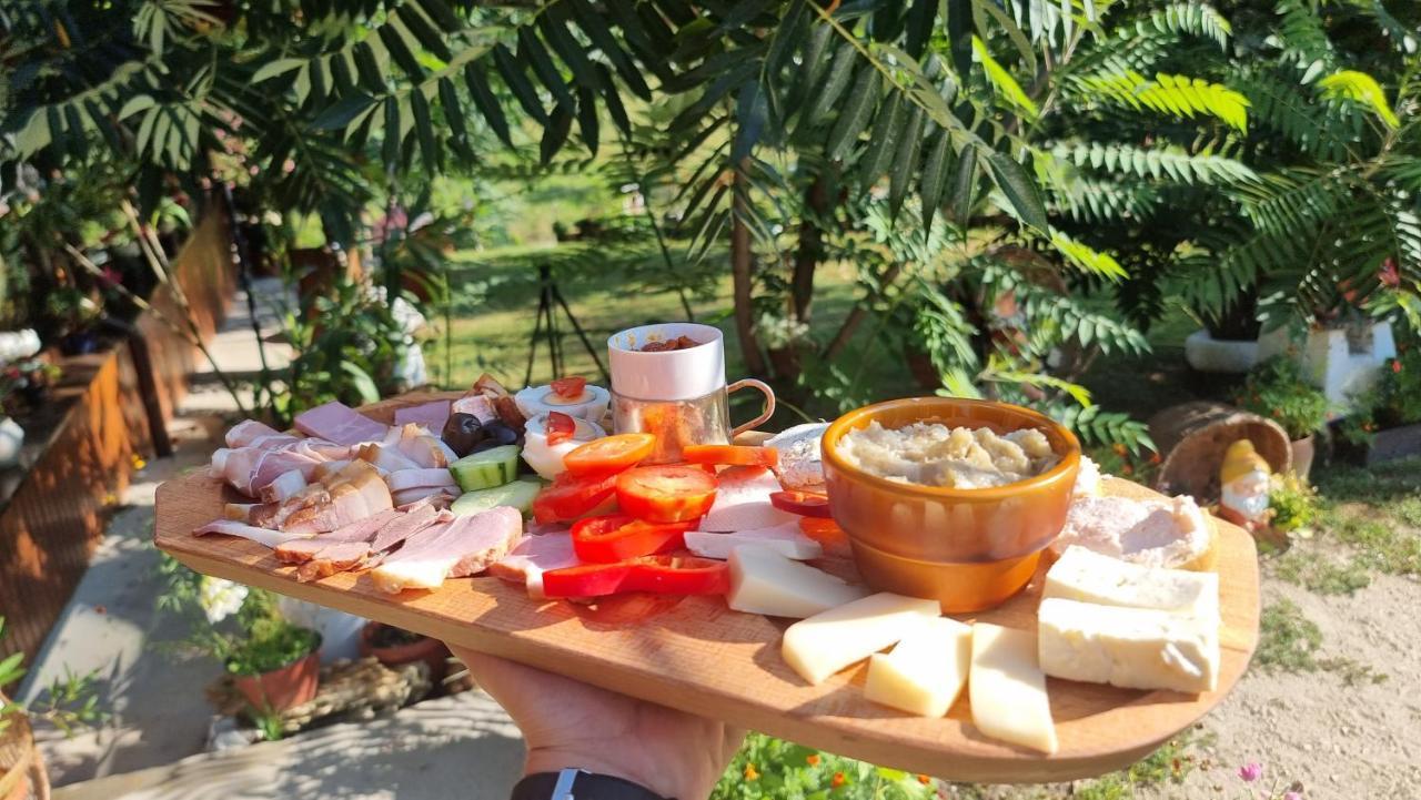 Lângă Stână Hotel Curtea De Arges Ngoại thất bức ảnh